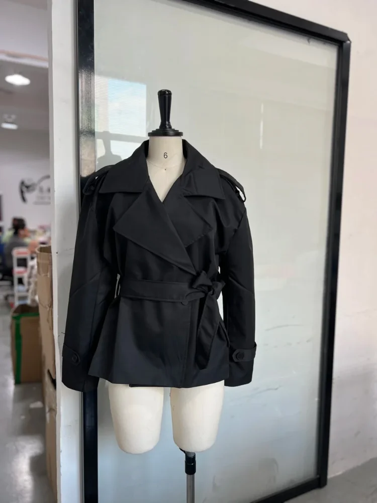 2026 Eleganter Damen-Trenchcoat mit Taillengürtel und Revers, Kurze Boutique-Jacke im Retro-Chic-Stil, Vielseitige Alltags- und Bürokleidung – Detail 7