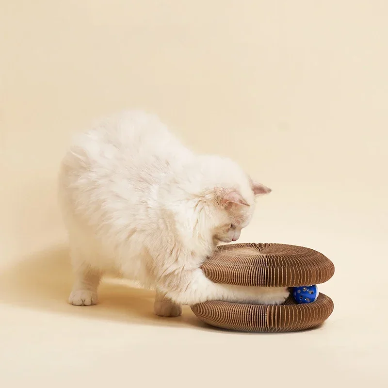2025 Nuovo gatto magico Scratch Organ Board Giocattolo per gatti con palla Macinazione Artiglio Gatto Struttura da arrampicata Gattino Rotondo Ondulato Giocattolo