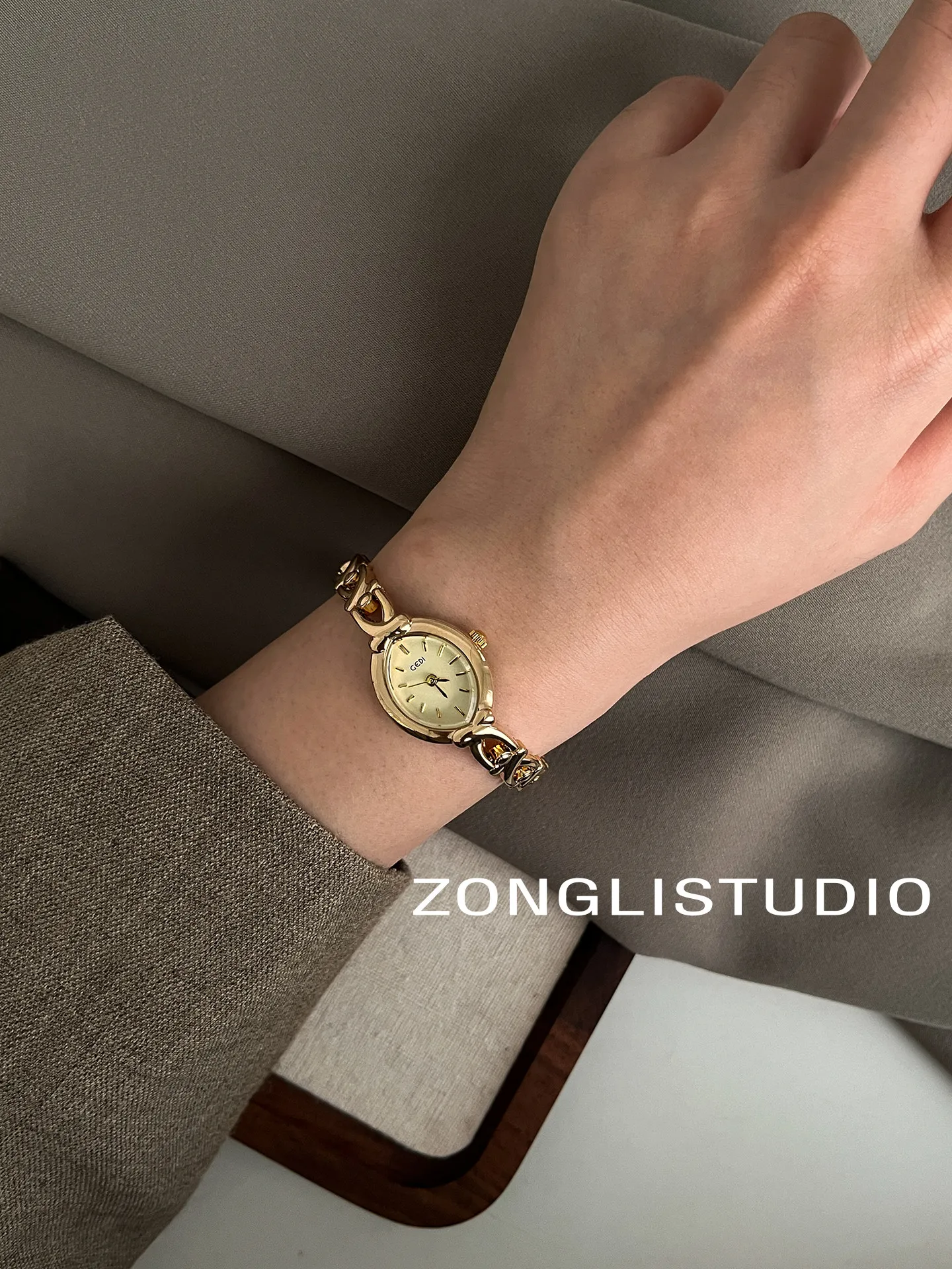 Luxurious And Sophisticated Women'S Watch With A Stylish And Minimalist Design; A Refined Timepiece And Accessory For Women.
