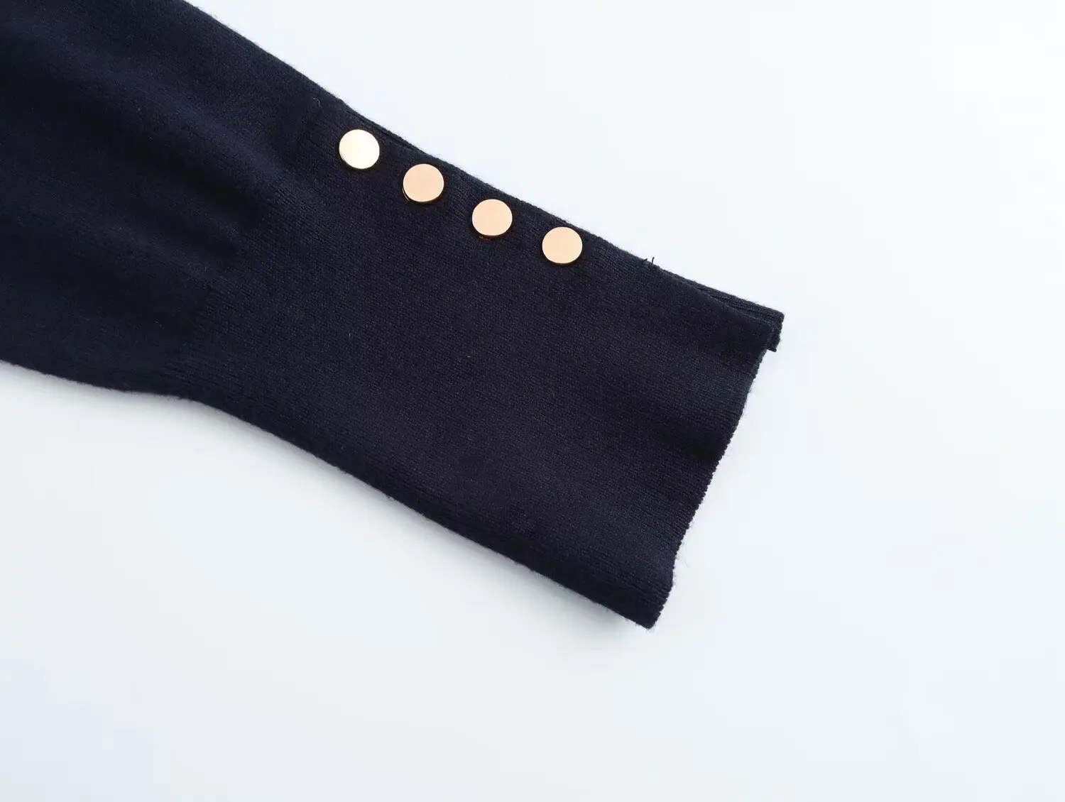 เสื้อไหมพรมคอเต่าผู้หญิง Dave&Di แบบเรียบง่าย สไตล์มินิมอล พร้อมกระดุมสีทอง ดีไซน์เรียบหรู