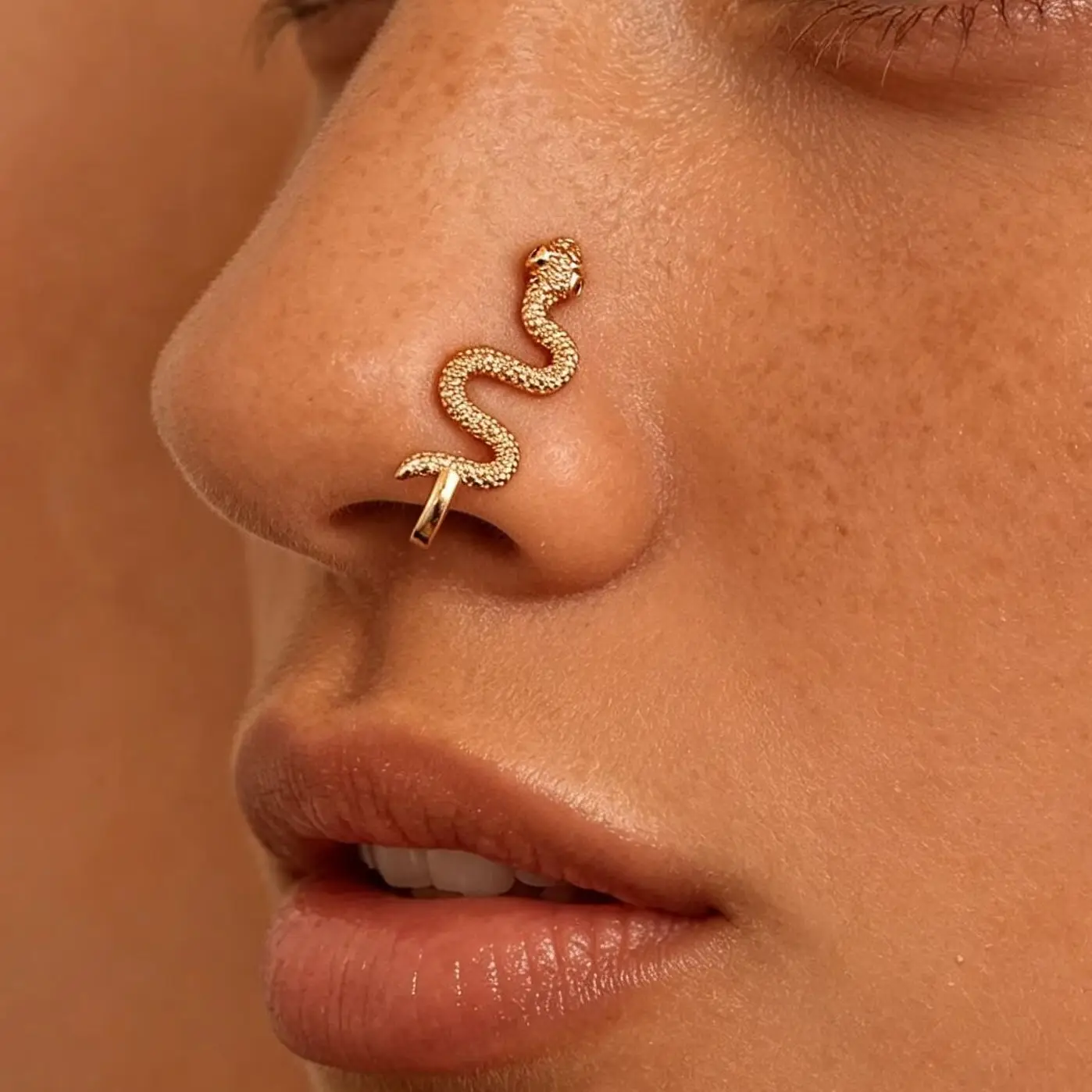 Anillo de nariz con forma de serpiente texturizada dorada, sin perforación, estilo vintage gótico, joyería de nariz de serpiente para mujer, accesorio punk para piercing corporal.