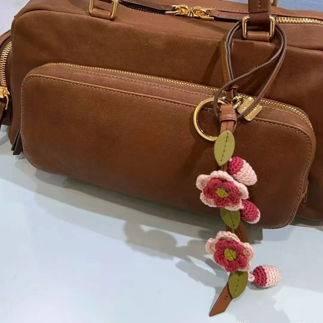 porte-cles-artisanal-en-cuir-et-crochet-sakura-breloque-de-sac-tissee-a-la-main-motif-fleur-de-cerisier-pendentif-floral-haut-de-gamme-pour-sac-a-main-et-cles-de-voiture