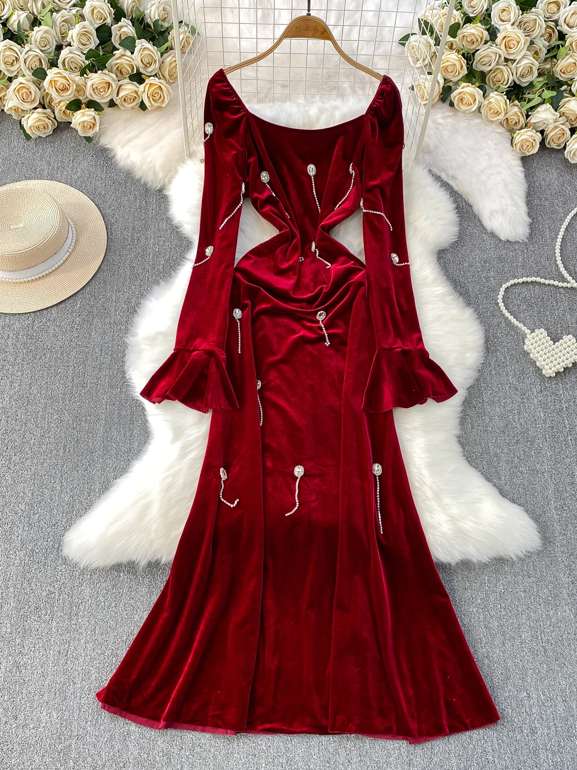 Ele Velvet Long Dr مع تصميم Flared Sves وذيل Fi، إدراج ماسي مطرز ثقيل للتخسيس للنساء في الشتاء