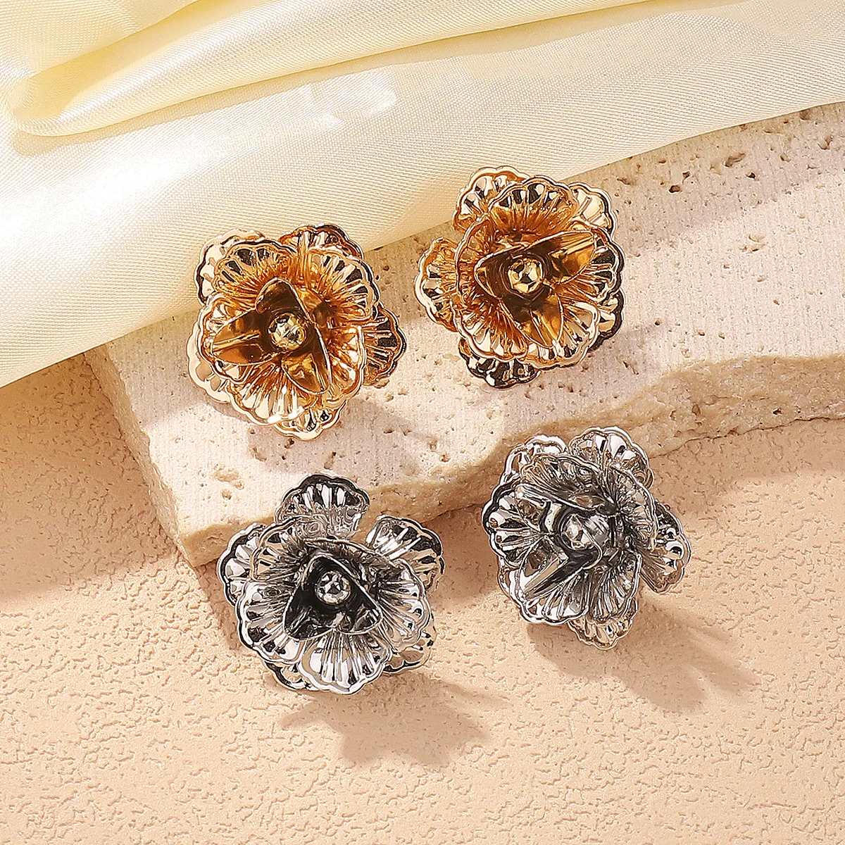 Creative Three-dimensional Flower Stud Earrings for Womn Girl Elegant Metal Rose Flower Earrings Wedding Party Jewelry Gift