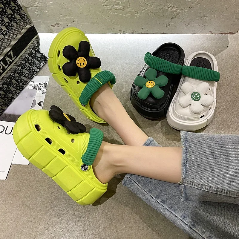 Zuecos con dijes para mujer, zapatillas de suela gruesa, sandalias de verano de alta calidad, zapatos de calle antideslizantes