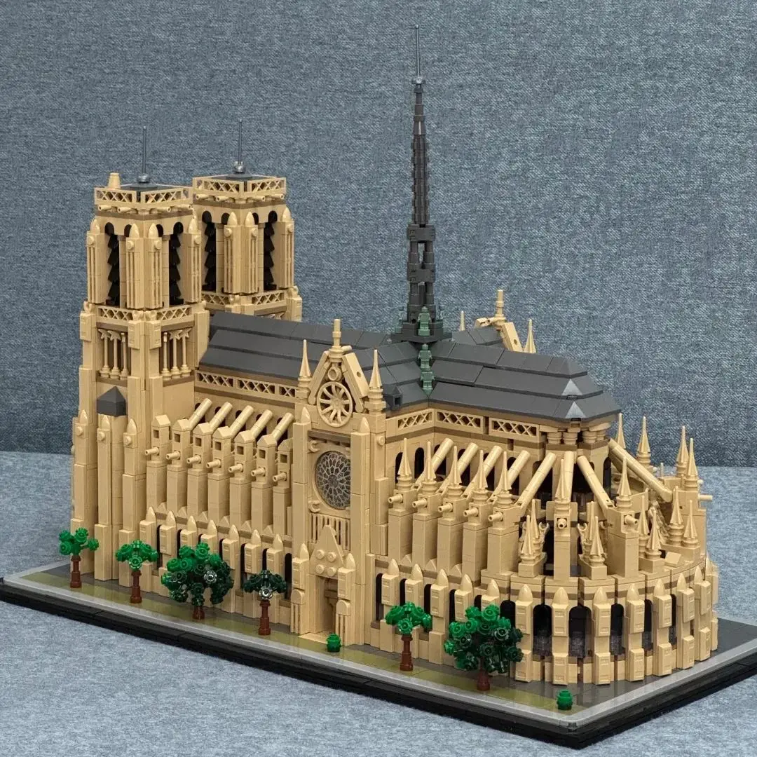 Construir modelos de séries criativas para decorar Notre-Dame de Paris, meninos montam brinquedos de blocos de construção, presentes infantis, pres de aniversário