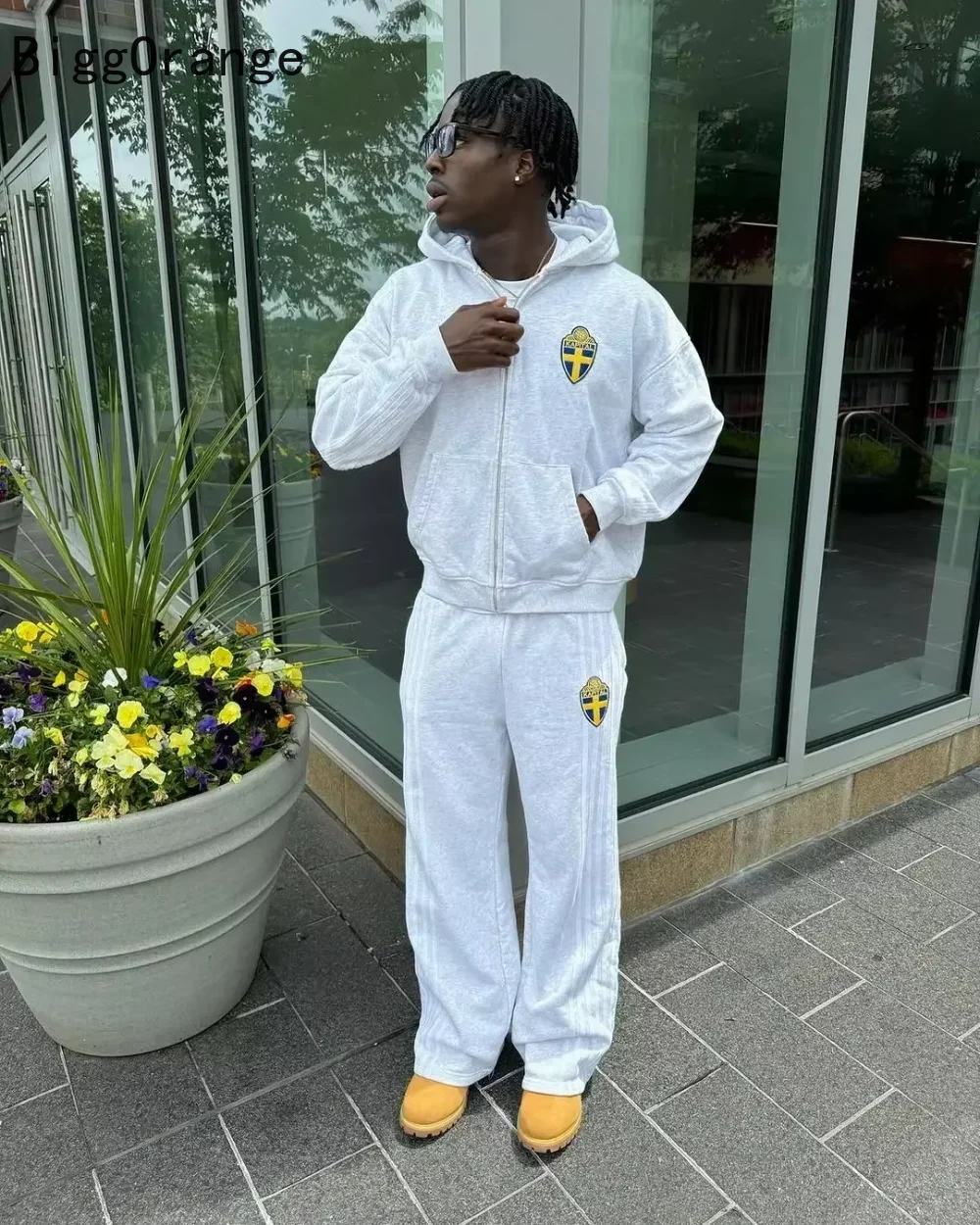 2025 men's white sports suit hooded design loose fit and comfortable outing the street first choice hooded plus badge elements