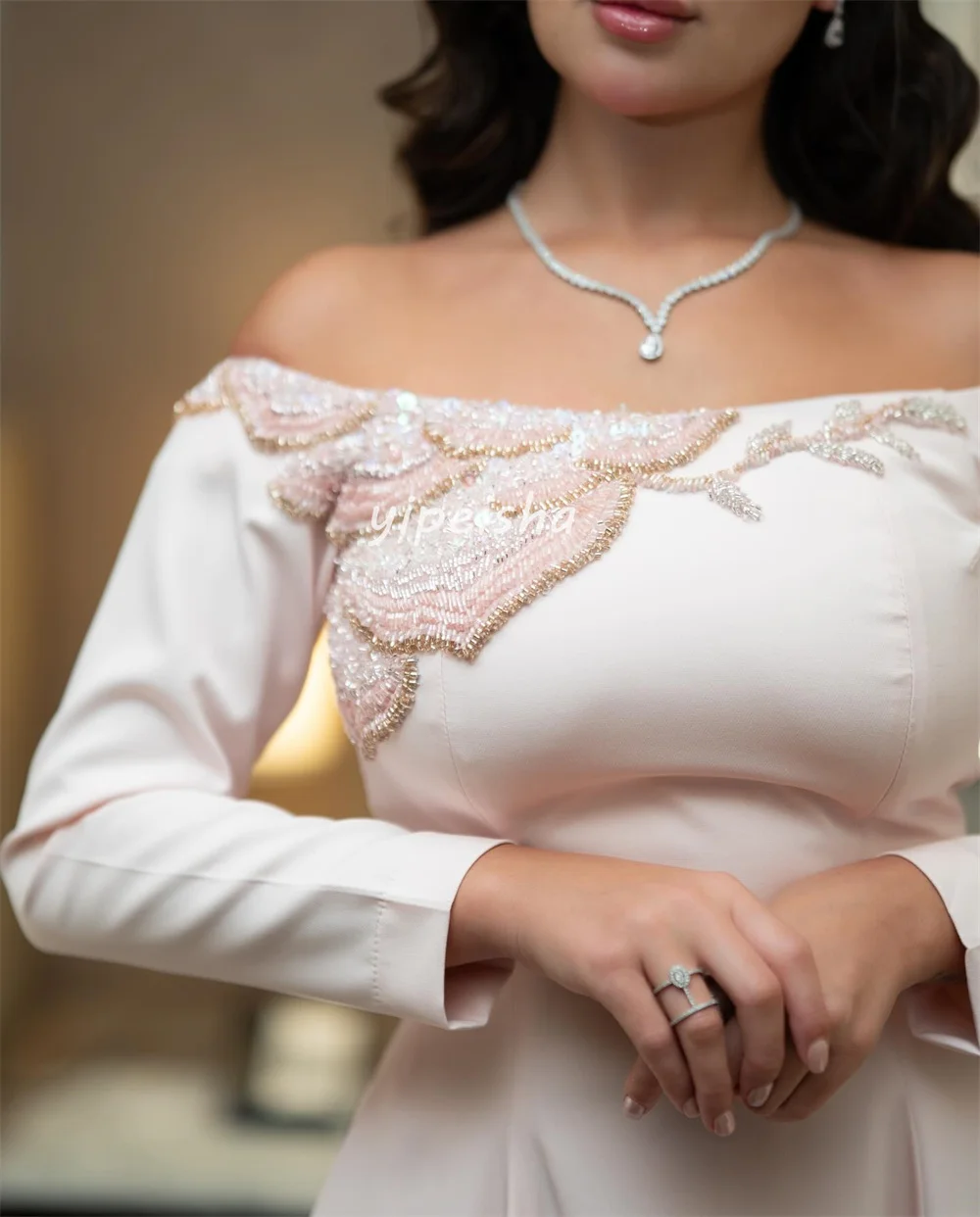 Sukienki wieczorowe z cekinami i koralikami, szyte na miarę, w stylu Sparkle Pastrol, o kroju A-line, z odkrytymi ramionami, długie, wysokiej jakości.