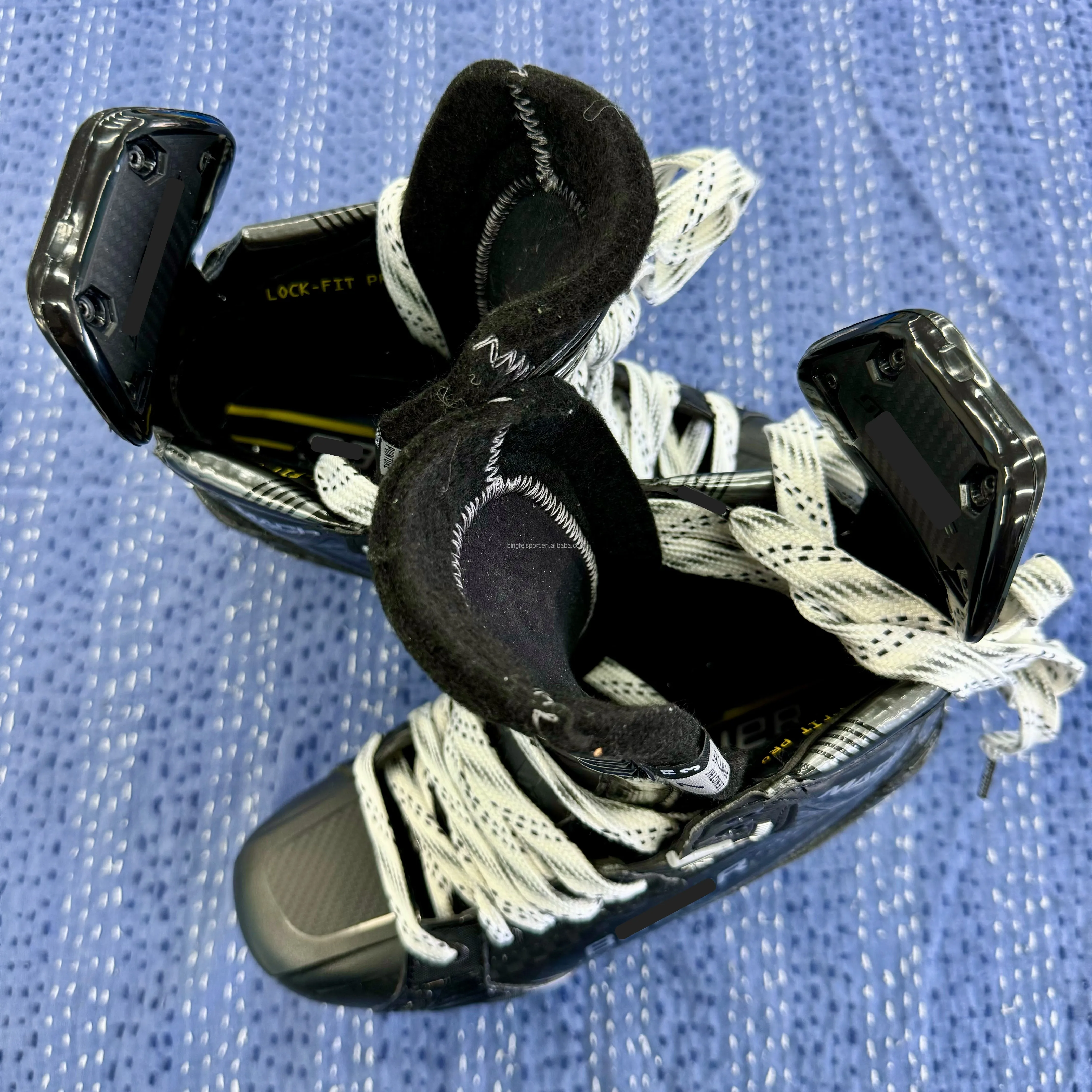 

Премиальные хоккейные коньки с усовершенствованным держателем лезвия и легким композитным материалом: быстрое разгоняние и доступная цена