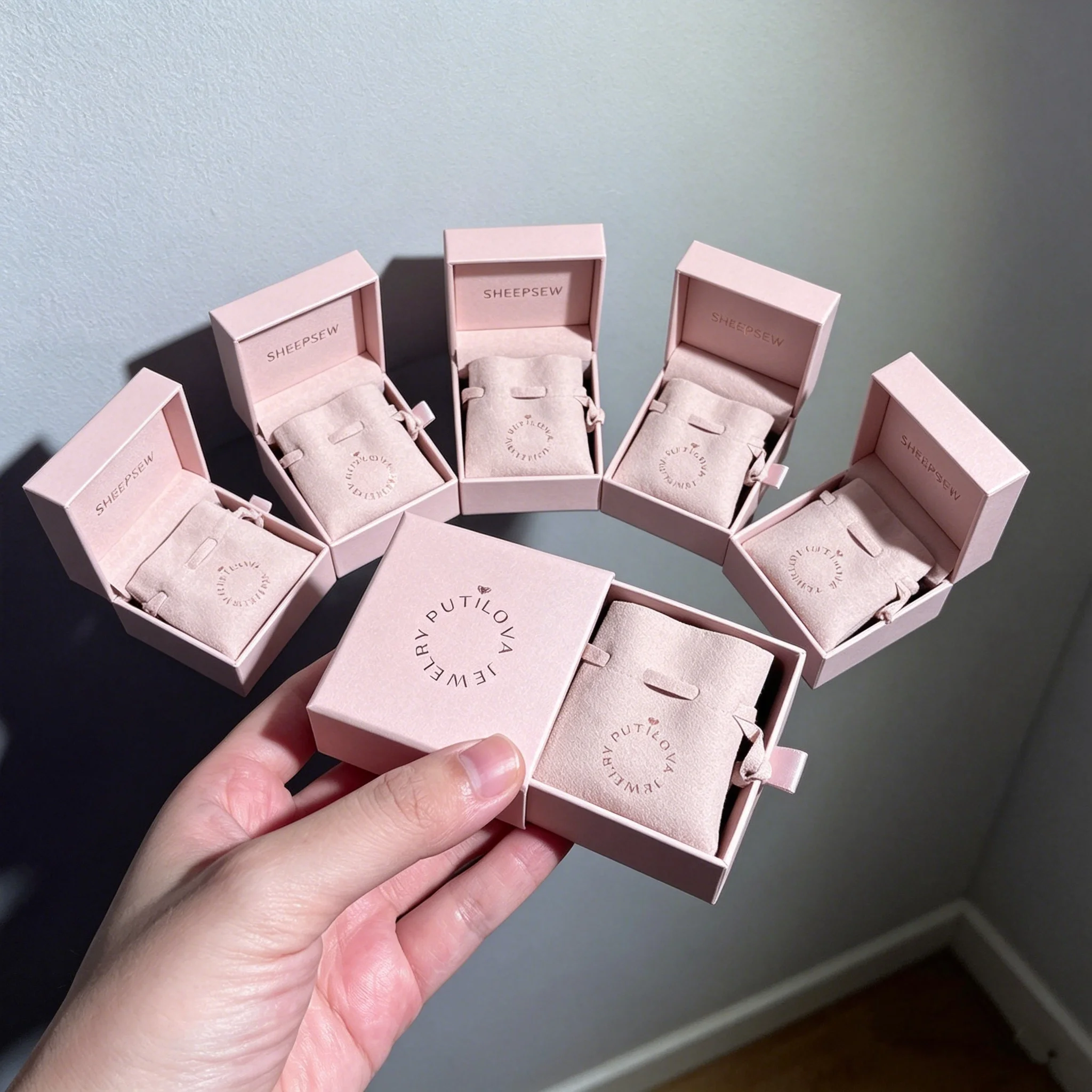 

Экологичная шкатулка для украшений с индивидуальным логотипом SheepSew | Выдвижной картонный упаковочный ящик-коробка | Подарочная коробка для хранения украшений, пригодная для вторичной переработки