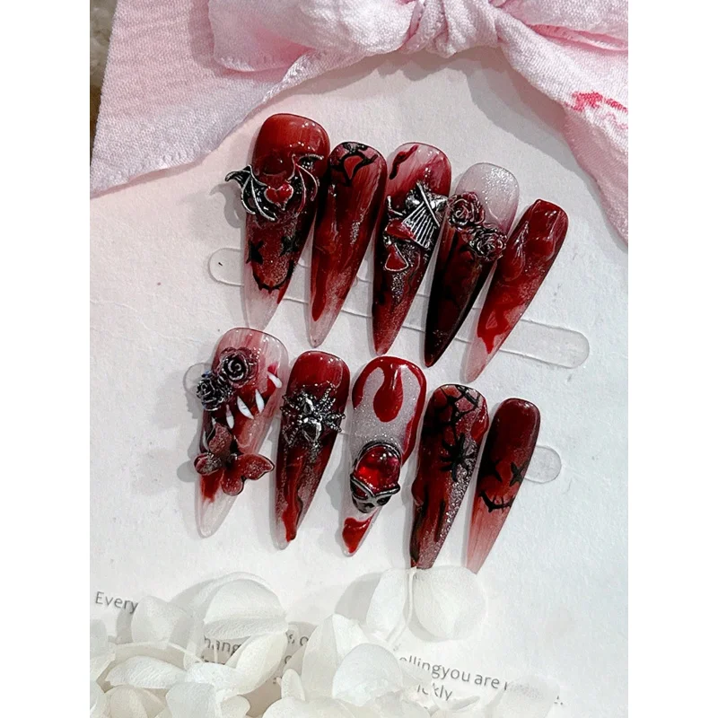 10 Stück handgefertigte Nägel im Goth-Stil, 10 Stück lange, blutrote, handgefertigte künstliche Nägel im Cyber-Stil mit zufälligen Mustern und Jelly-Kleber im Lieferumfang enthalten