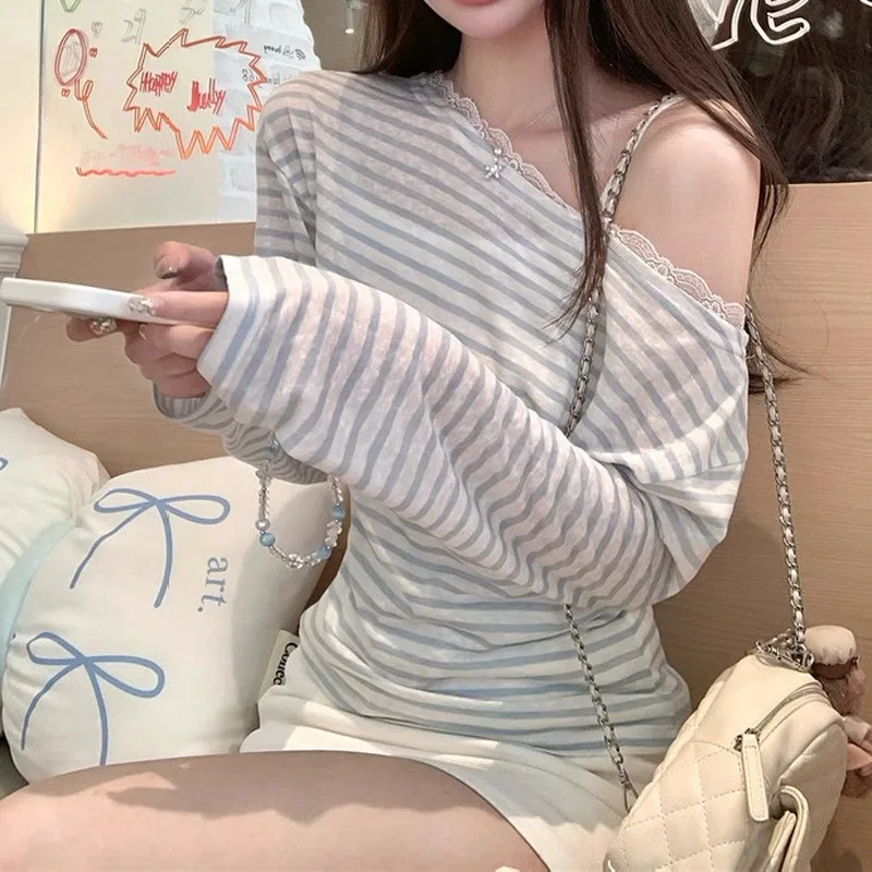 Damen Gestreiftes Langarm-T-Shirt mit Unregelmäßigem Schulterausschnitt und Spitzenbesatz, Schlanke Passform, Sonnenschutz-Oberteil im Koreanischen Lazy-Style