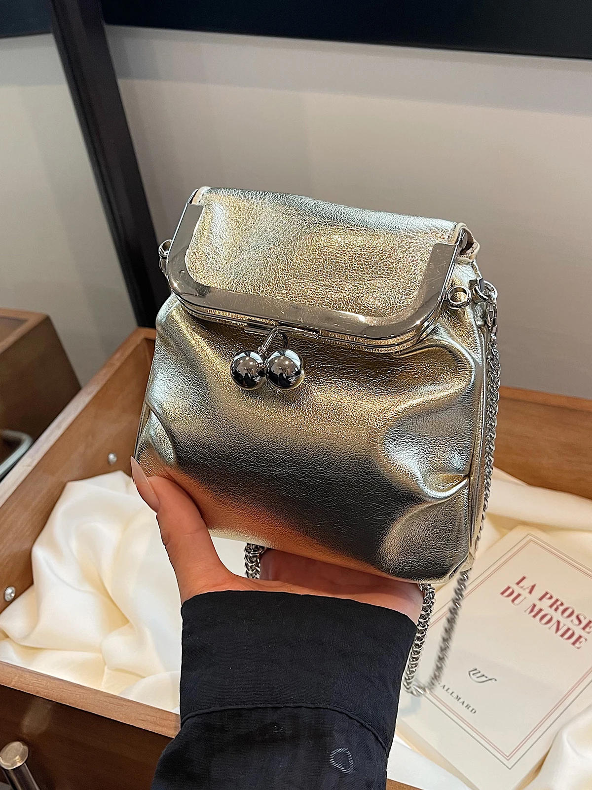 Bolso de hombro plateado de PU para mujer, bandolera pequeña con cadena que combina con todo, exquisito y elegante bolso de cubo, novedad de verano 2024