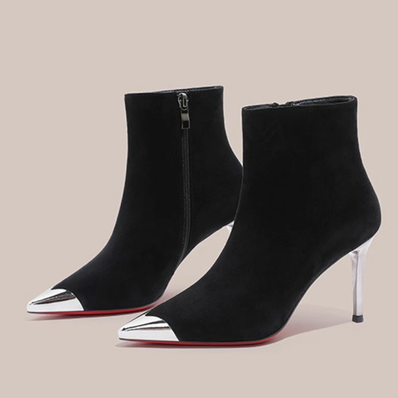 

Зимние черные женские ботильоны на высоком каблуке, модные эластичные ботинки с металлическими украшениями, дизайн с боковой молнией, замшевые туфли-лодочки с острым носком