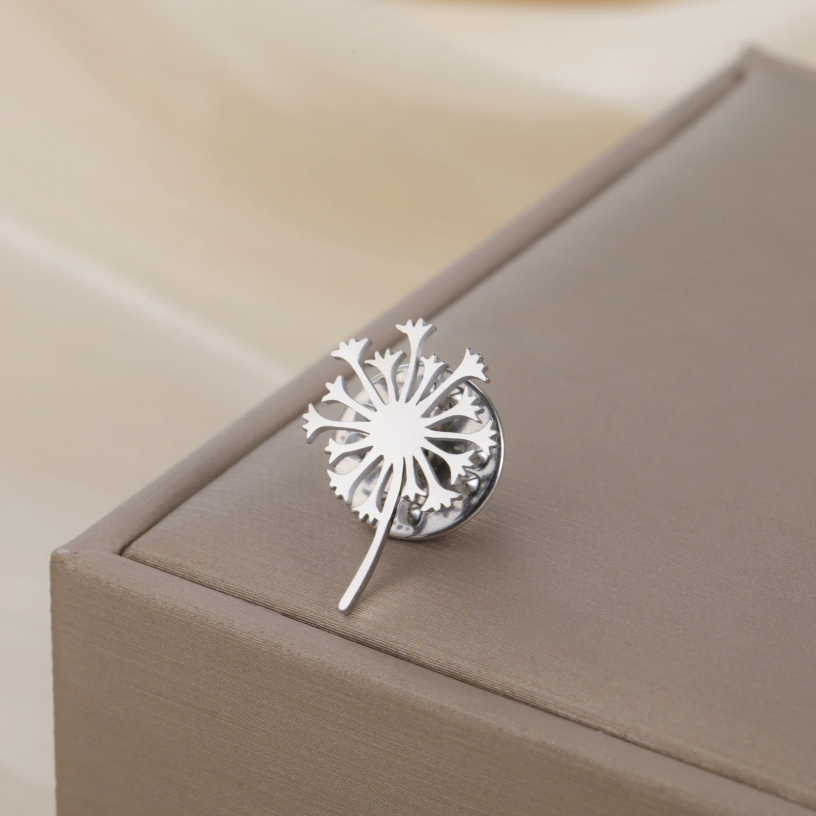 Skyrim Mode Löwenzahn Brosche für Frauen Edelstahl Gold Farbe Anzug Abzeichen Pin Blume Zubehör Großhandel – Detail 8