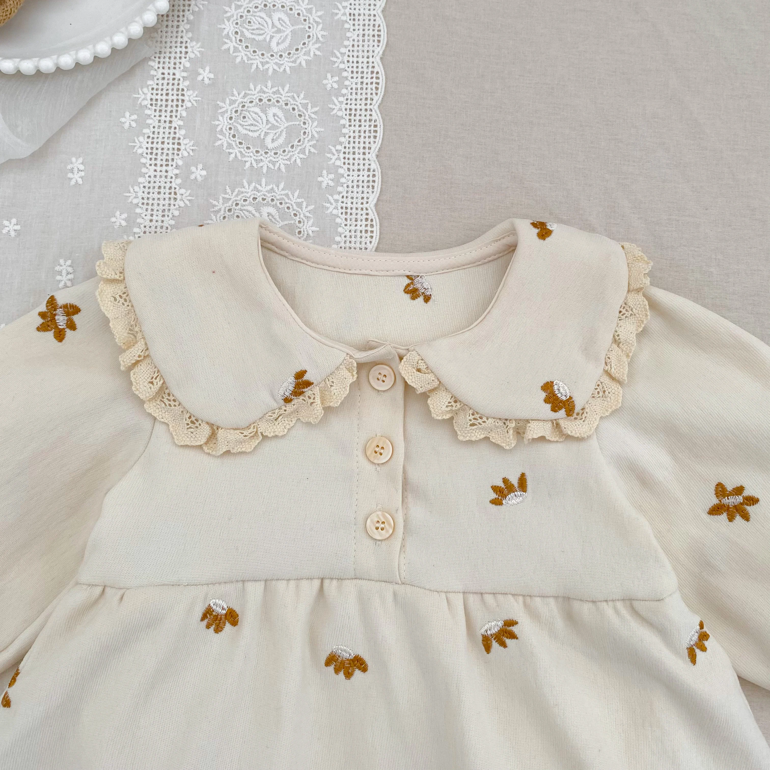 Baby-Mädchen-Stramplerkleid, langärmelig, mit Spitze, Peter-Pan-Kragen, Blumenstickerei, Baby-Overall, Frühling/Herbst, Kleidung für Kleinkinder, 0–24 Monate. – Detail 7