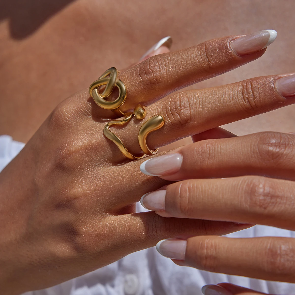 يوري مميزة على شكل قلب عجبة الصوغار هندسية الجوف الدائري 18K الذهب اللون PVD مطلي الملمس المعدني الوافدين مجوهرات اكسسوارات #4