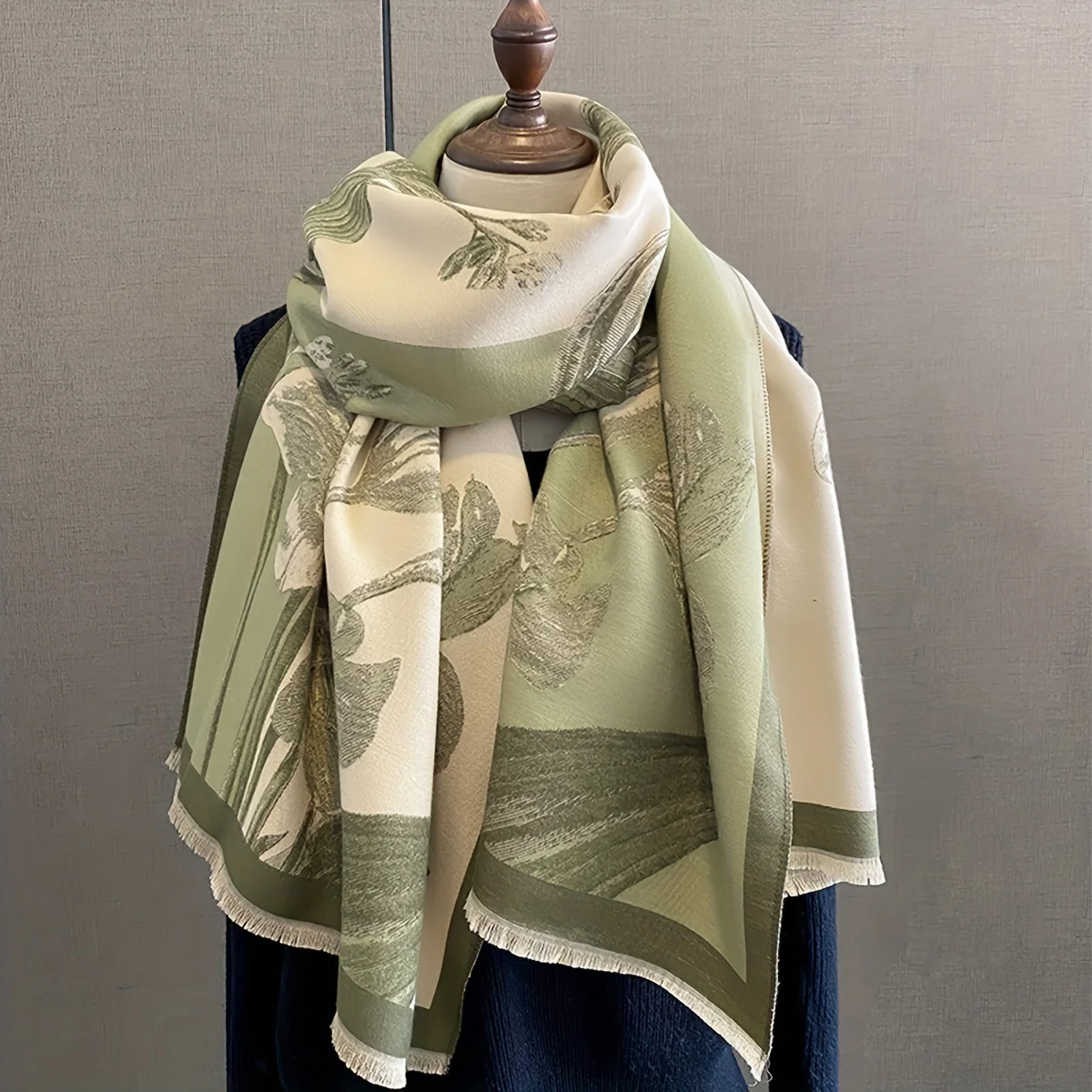 Lujosa Bufanda Gruesa con Diseño Floral de Magnolia y Bloques de Color - Chal de Poliéster Acogedor, Resistente al Viento y Transpirable para Hombres y Mujeres - Ideal para la Elegancia de Otoño e Invierno