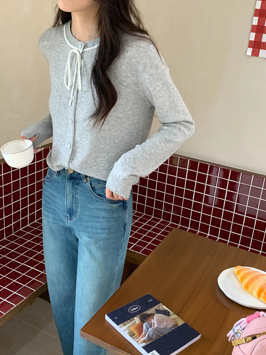 Kardigan rajut leher bulat dengan dasi kupu-kupu desain baru awal musim gugur.