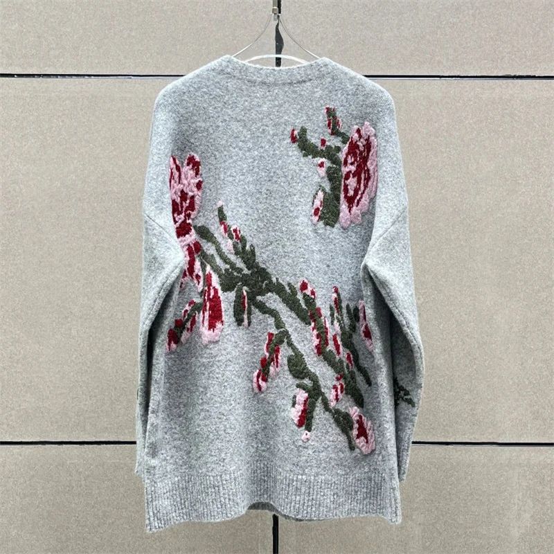 เสื้อกันหนาวผู้หญิงใหม่ถักยืดหยุ่นSlim FitรอบคอPulloverสําหรับฤดูร้อน 2025 Roseปักเสื้อแขนยาวเสื้อถัก