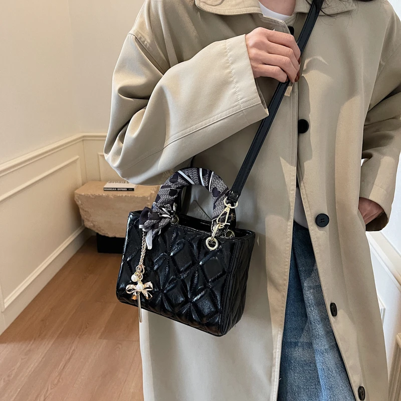 حقيبة يد حمراء للنساء العلامة التجارية الشهيرة الكلاسيكية مبطن تصميم حقيبة يد المرأة محفظة الكتف بولي Leather حقيبة كتف جلدية حقيبة كروسبودي الإناث