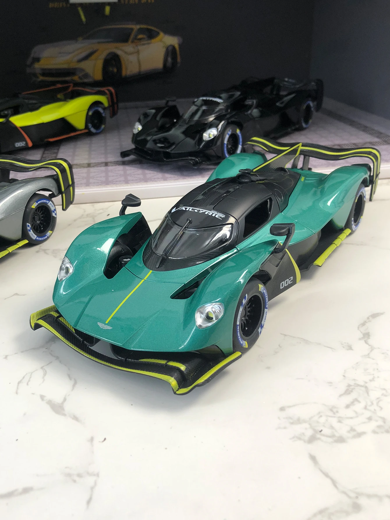 Modèle de voiture Valkyrie en alliage de zinc de simulation 1: 24, ornement statique, voiture cadeau de collection en métal