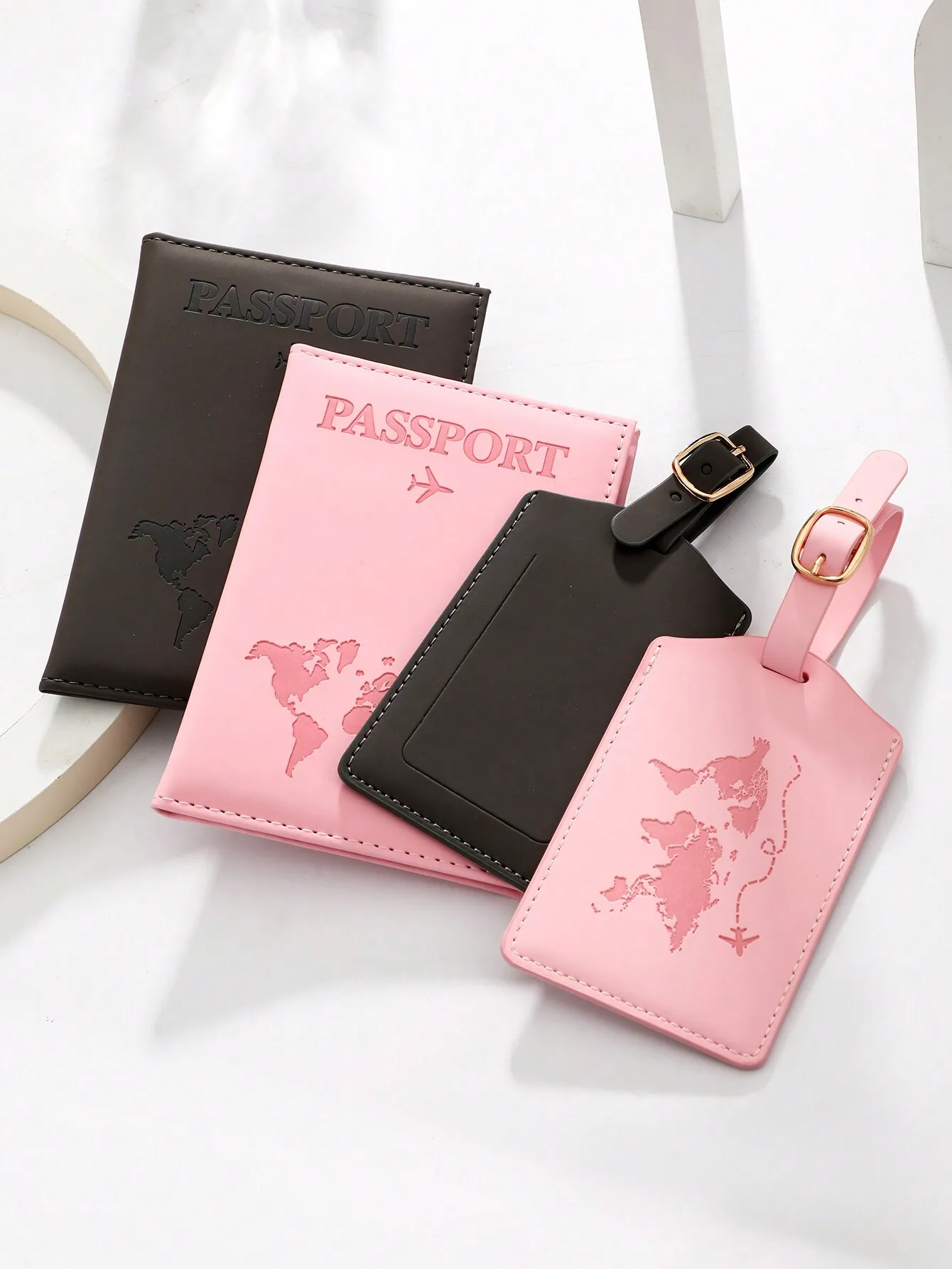 

Дорожный набор из 2 предметов: обложка для паспорта и бирка для багажа с дизайном в виде карты мира, розовый и черный цвета
