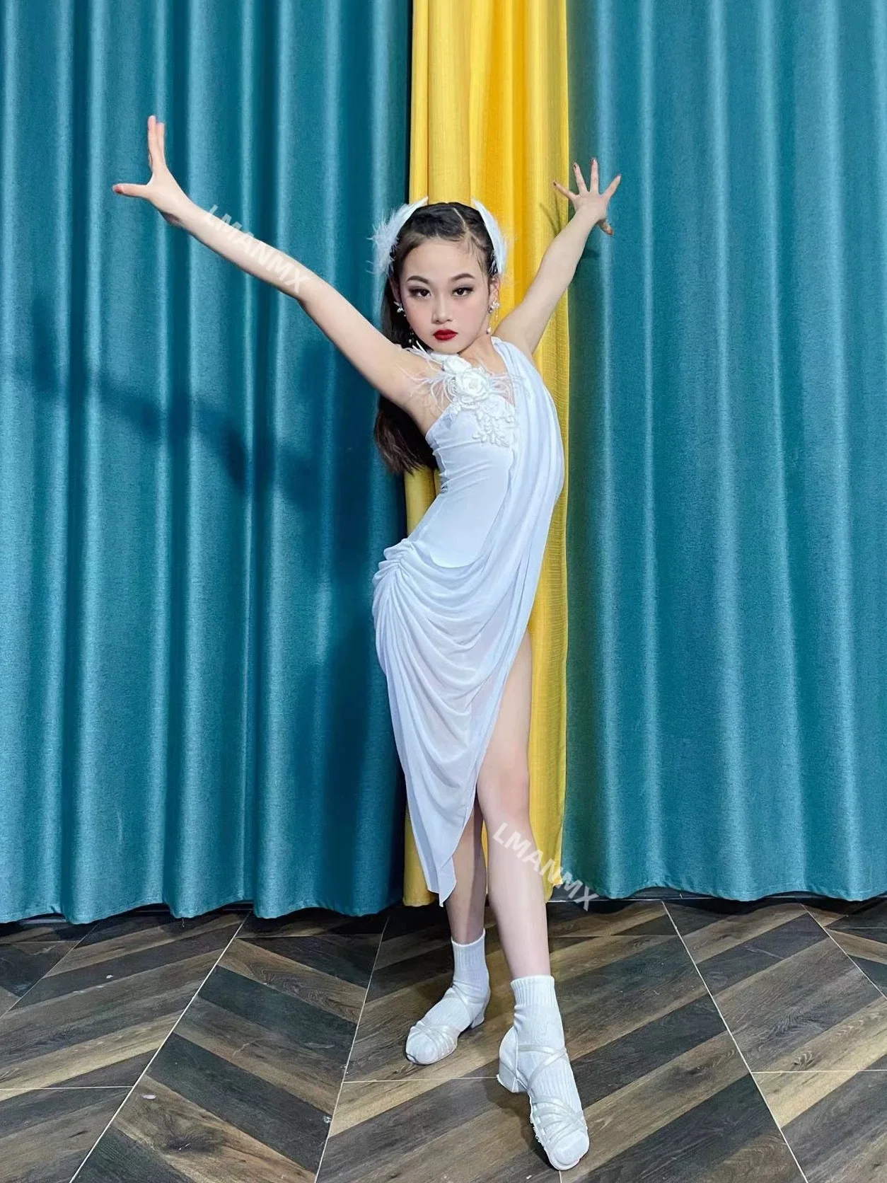

New Latin dance floral costume with high-end feel, children's suspender, high-end performance white large skirt