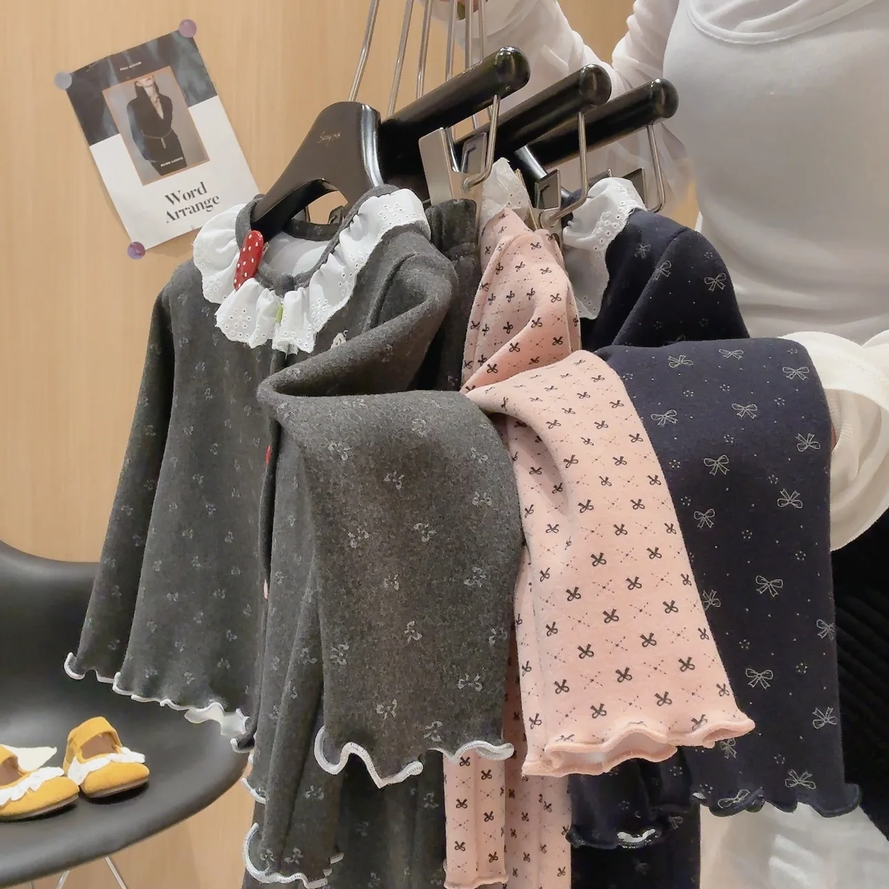 Baby-Mädchen-Set: Oberteil mit Spitze und Rüschenkragen + ausgestellte Hose, 2-teiliges Set, neues Herbst-Outfit für Kinder, mit Schleifenmuster, lässige Freizeitkleidung. – Detail 15