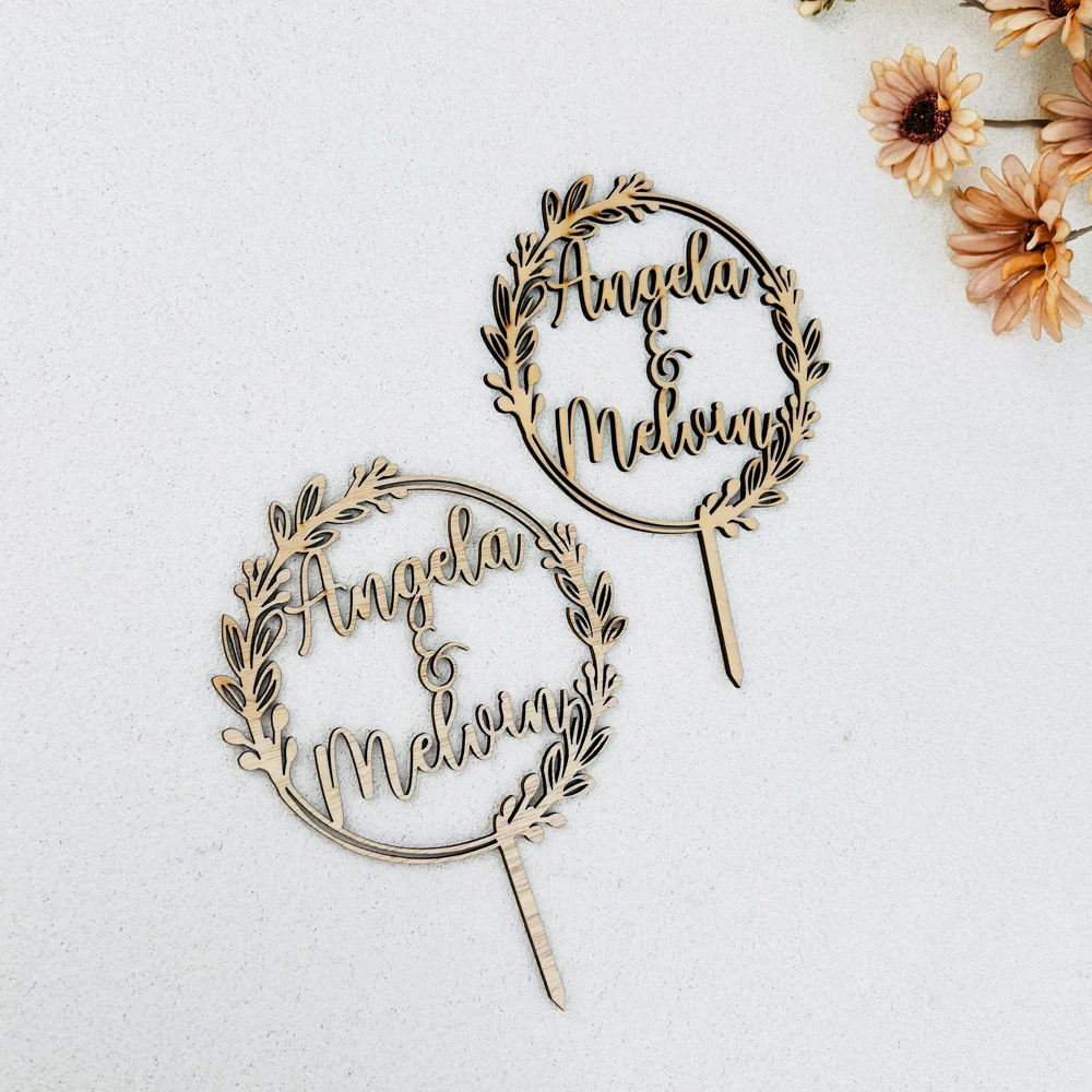 Personalisierter Hochzeitstorten-Aufsatz mit Namen des Paares, Kranz-Tortenaufsatz mit Namen, Maßgefertigter Tortenaufsatz für Hochzeitsfeier – Detail 2