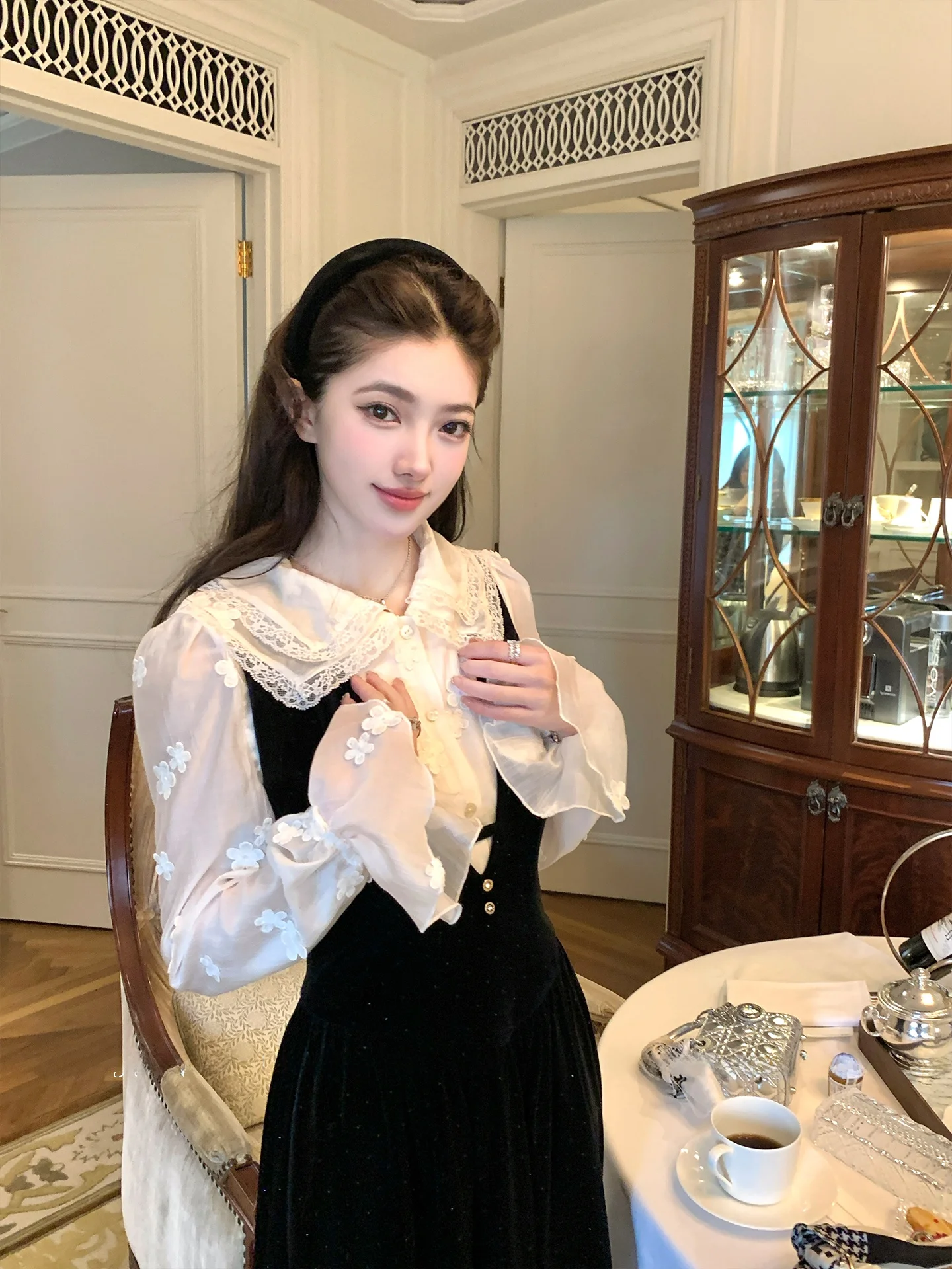 

Женский комплект: вельветовая юбка средней длины с вышивкой и модный зимний топ с высокой талией, на пуговицах, с длинными рукавами во французском стиле