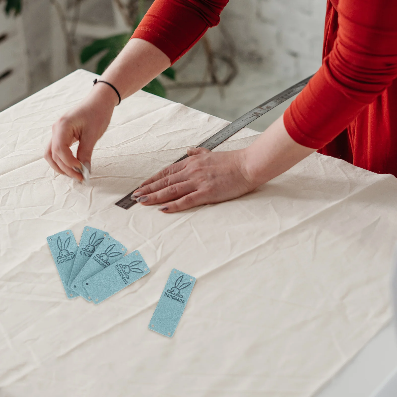 

100Pcs Embossed Suede Cloth Labels Rabbit Pattern DIY Tags for Clothes Hat Wallet Bag Sewing Apparel Accessories DIY