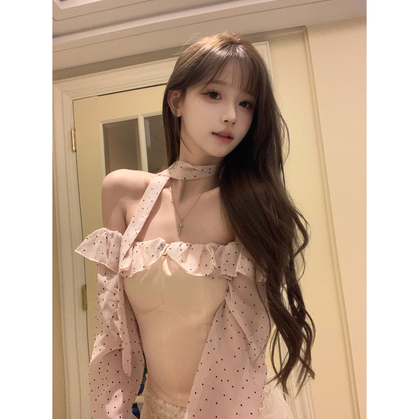 

Элегантная женская летняя блузка Chen DaYu с уникальным кружевным декором, одним открытым плечом, шифоновыми вставками и приталенным силуэтом