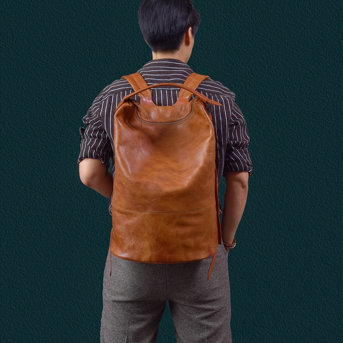 Retro Men\'s Leather Backpack Travel Backpacks Large Capacity Laptop Bag Cowhide Casual Men Schoolbag Handheld Bucket Backpack