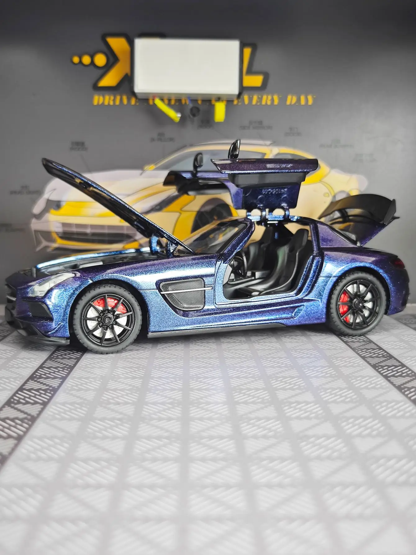 1:24 SLS AMG supercoche de aleación modelo adornos de coche puerta de ala de gaviota se puede abrir tiene funciones de sonido y iluminación simuladas