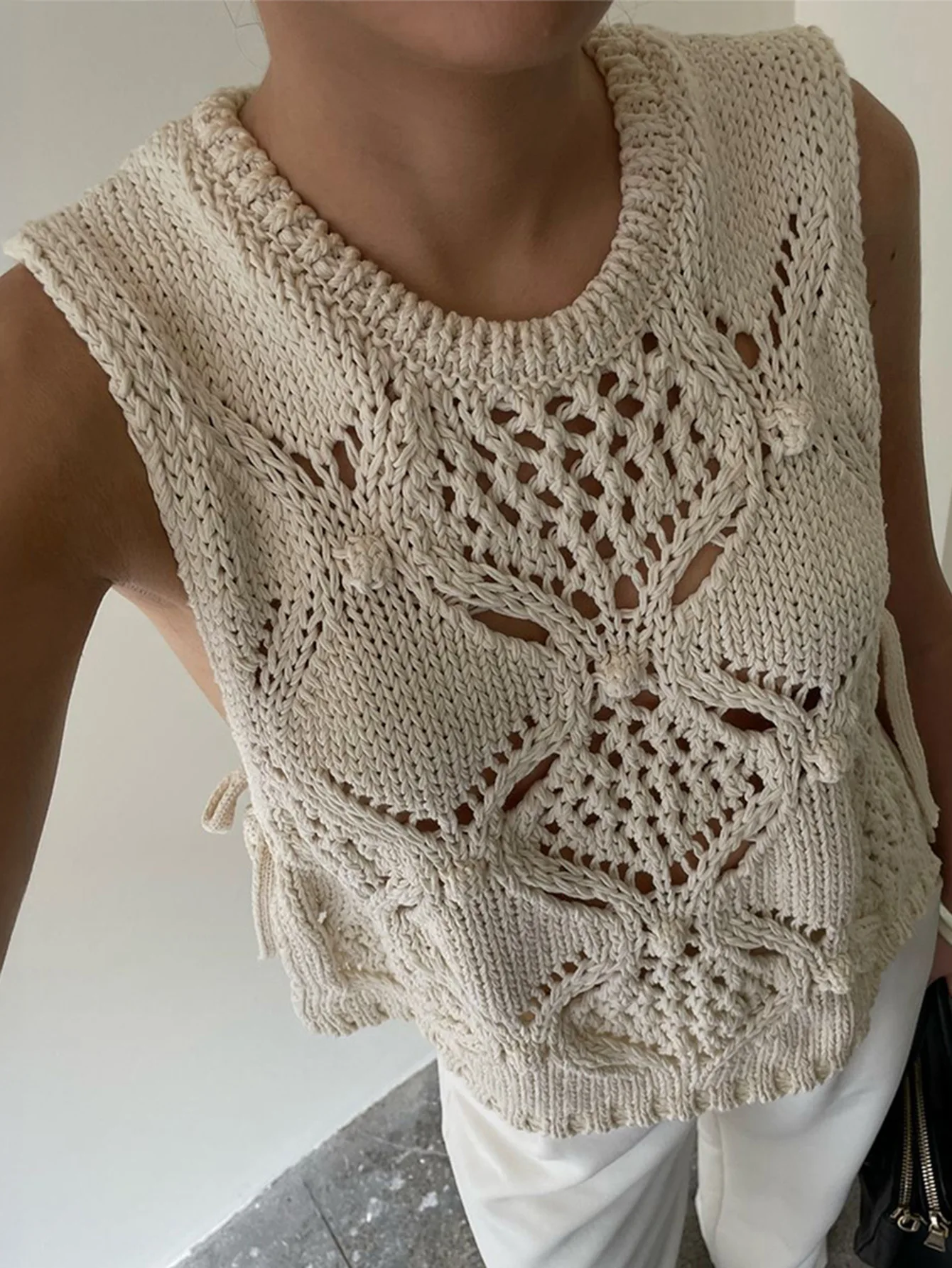 

Women's Solid Color Sleeveless Vest Top Summer New Fashionable Solid Color Round Neck Hollow Out Sleeveless Knitted Vest Top