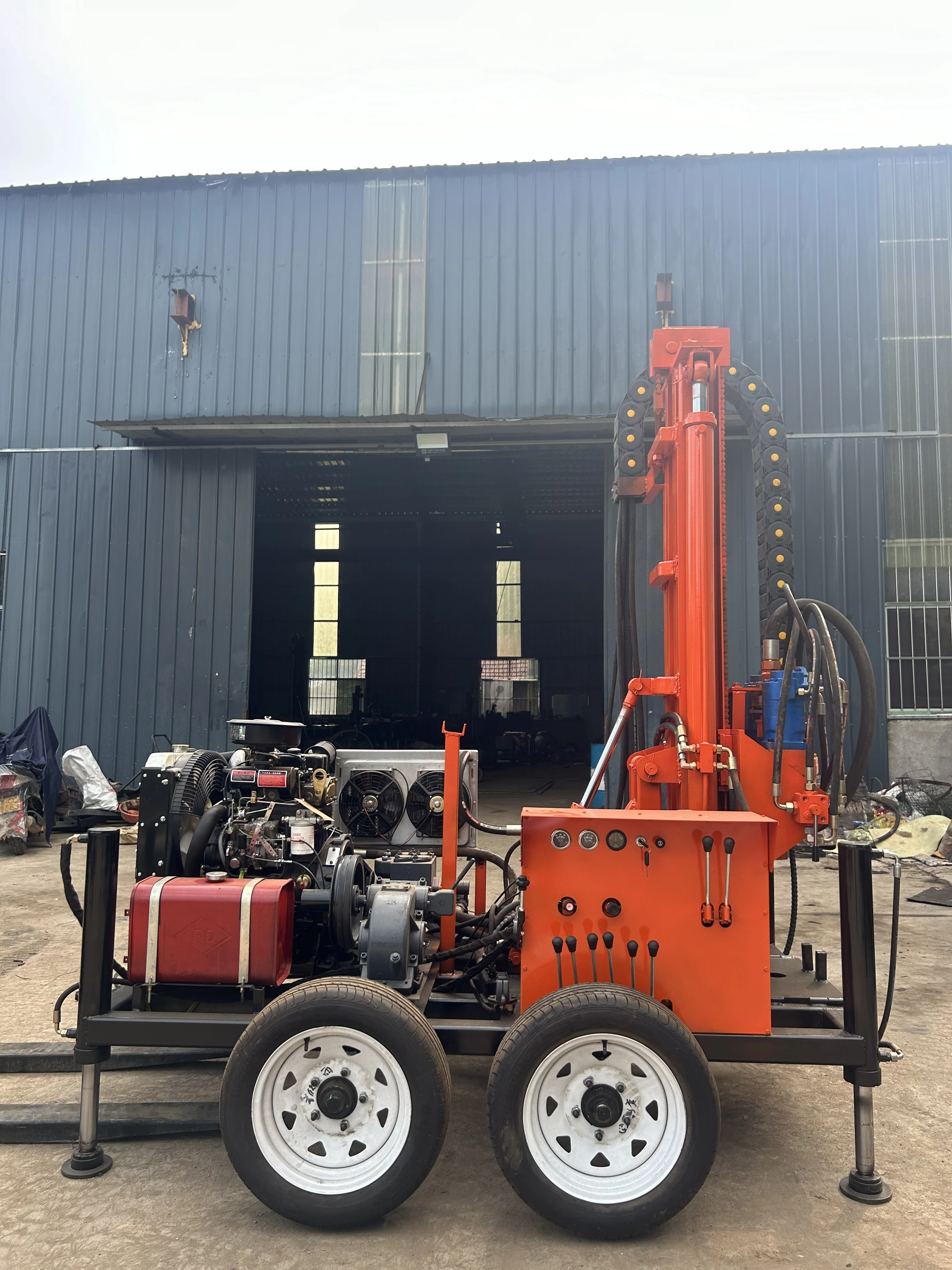 

200-метровая емкость, изготовленный на заказ гидравлический буровой станок для водяных скважин, дизельный двигатель