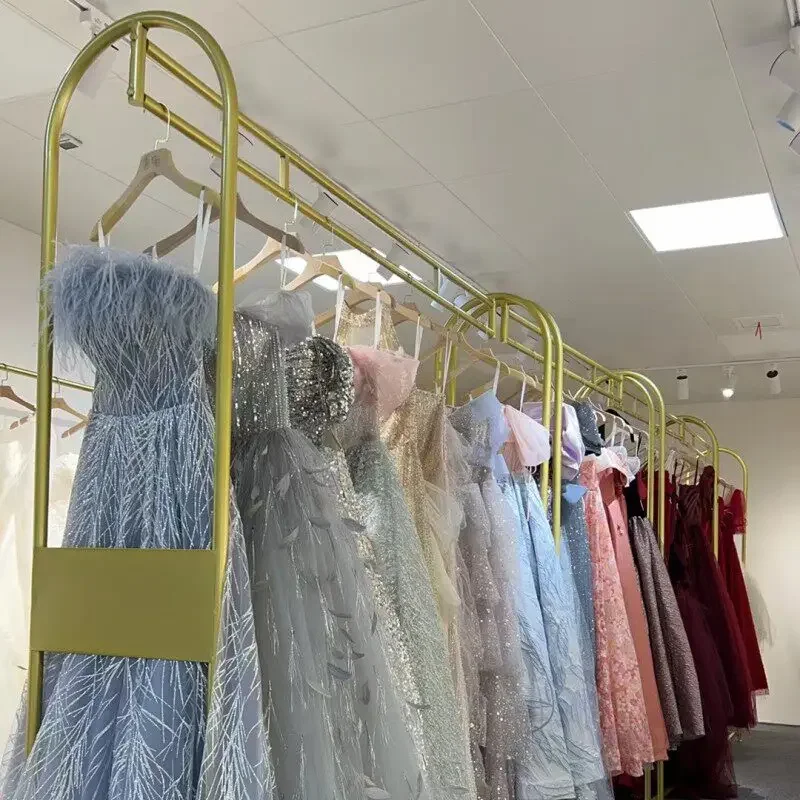 

Iron Artwork With Painted FinishGolden Wedding Dress Display Rack Floor-to-ceiling Studio Wedding Dress Shelf High-end Dress Sho