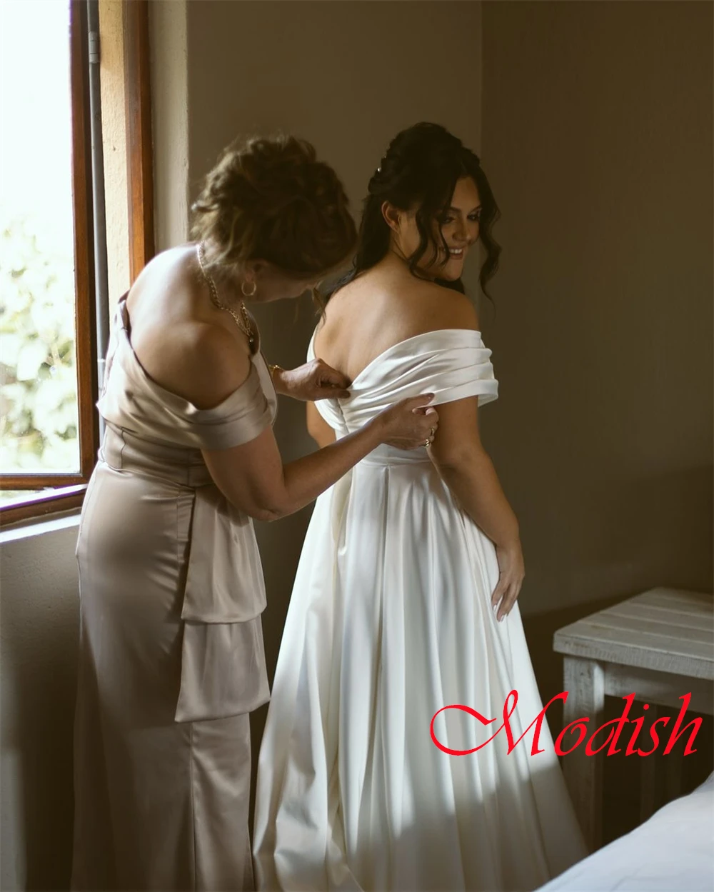 사용자 정의 절묘한 흰색 새틴 신부 가운 간단한 Strapless 오프 어깨 짧은 소매 웨딩 드레스 채플 트레인 드레스