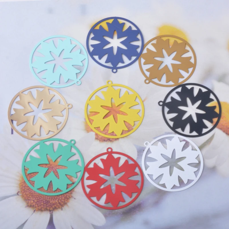 20 Stück AB9335 Messing-Schmuckanhänger in Form von Schneeflocken und Blättern, bemalte Weihnachtsanhänger, DIY-Accessoires für Damenohrringe – Detail 3
