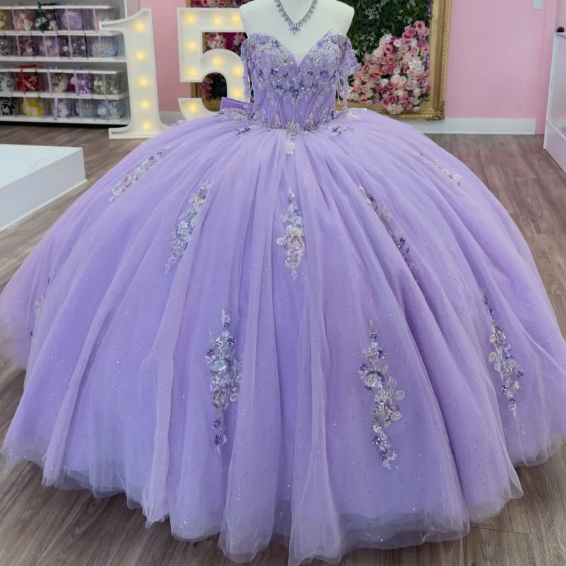 

Фиолетовое платье для квинсеаньеры с открытыми плечами, блестящими кристаллами, бисерной отделкой, длинным шлейфом, большим бантом, Vestido 15 Quinceanera, на заказ