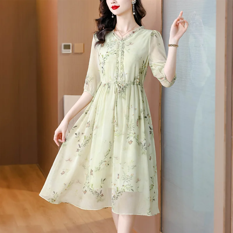 

Silk V-Neck Dress Summer 2024 New High End Age Reducing Temperament Skirt Gentle Style Mulberry Silk Fragmented Flower Skirt