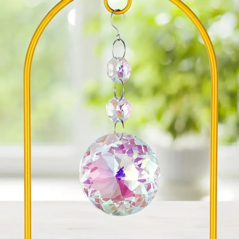 

Высококачественный новый забор для растений с кристально-прозрачным радужным солнечным поглотителем и небольшими металлическими опорами для поддержки роста вьющихся растений и цветов.