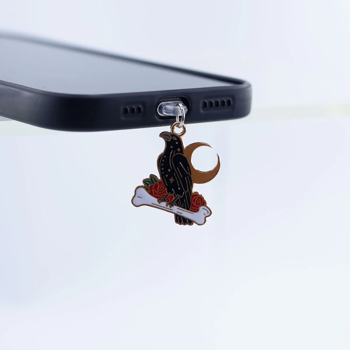 1 Stück Kunstvoller Rosen-Totenkopf-Krähen-Mond-Knochen Staubschutz-Anhänger für Mobiltelefone, Zubehör-Dekoration für iPhone und Type-C-Anschlüsse, Geschenk-Schlüsselband – Detail 3