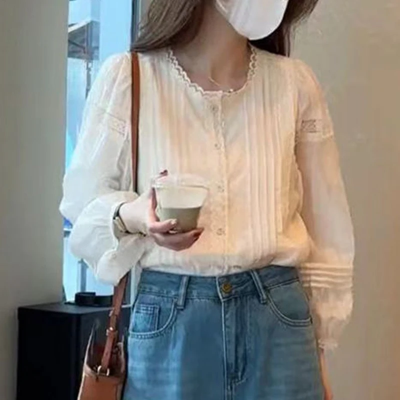 Camisa elegante de cuello redondo para mujer, cárdigan de manga larga con botones, bordado de retazos de encaje, Tops que combinan con todo, primavera y otoño, nueva moda