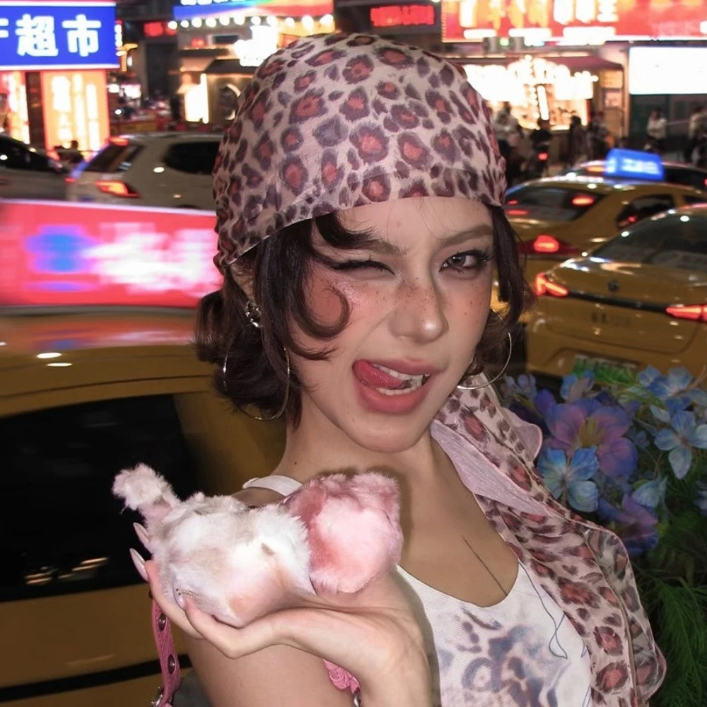 

Квадратный шарф с леопардовым принтом в стиле ретро, женские атласные шарфы с тонкими краями, повязка на голову, модная женская шаль для волос Y2k, женский шейный платок