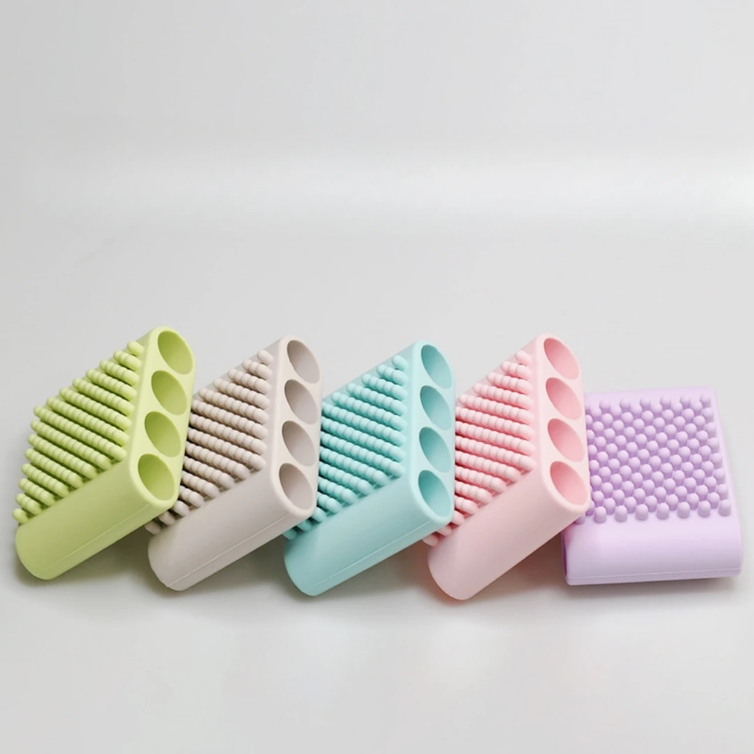 1 Piece of Double-Sided Silicone Bath Brush in Random Colors, Bath Back Scrubber, Silicone Massage Brush for Bathing, Double-Sided Scrub Brush, Four-Finger Non-Slip Fixed Massage Brush, Silicone Bath Brush for Cleaning, Comfortable Hair Washing Brush