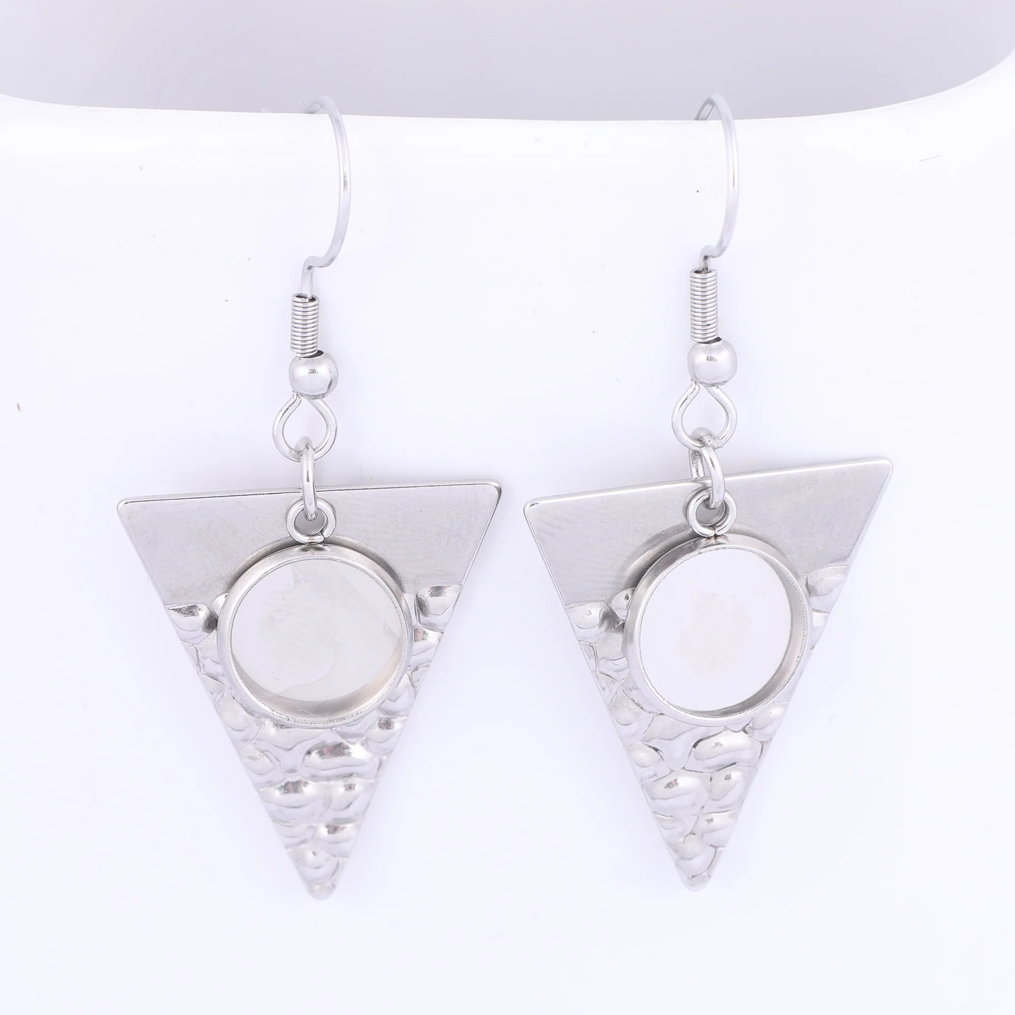 6 Stück Edelstahl Dreieck Charm Ohrring Lünette Rohlinge passen 10 mm runde Glas Cabochon Basisfassung Tabletts DIY Ohrhaken Erkenntnisse