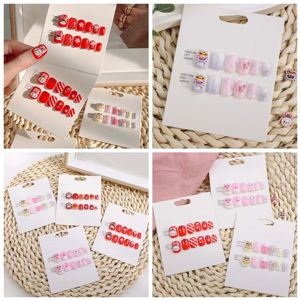 12 قطعة/المجموعة الأسد الرقص الأطفال السنة الجديدة الأظافر كاذبة أحمر وردي اللون قصيرة مربع الشكل الاطفال الكرتون الأظافر وهمية اضغط على الأظافر