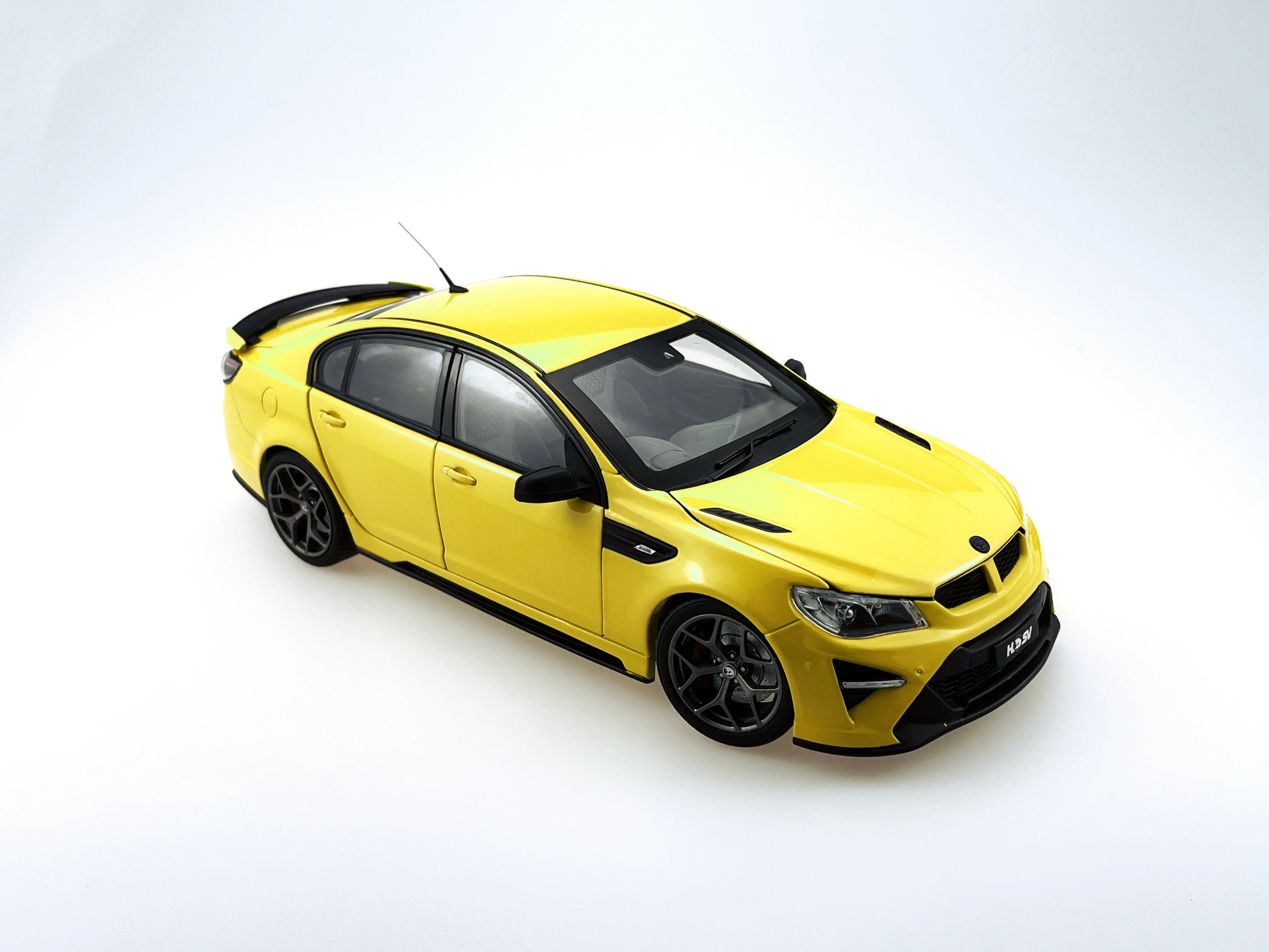 Biante 1:18 Scale Diecast Alloy Australian Horton HSV GT SR Toys Cars Model Yellow Classics Adult Souvenir Gifts Static Display